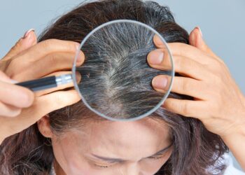 Ukrainietėms atverta geniali TOP stilisto gudrybė: kaip akimirksniu paslėpti žilus plaukus!