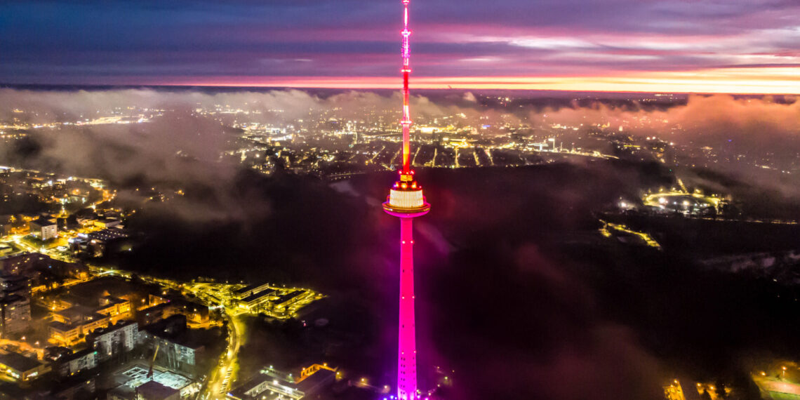Vilniaus TV bokštas atgyja: stulbinantis šviesų ir „šokančios“ muzikos Čiurlionio valsas per LRT KLASIKA