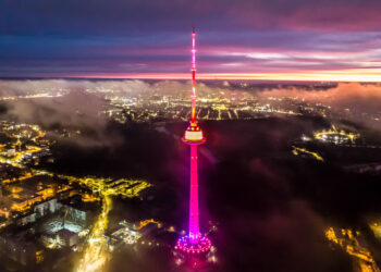 Vilniaus TV bokštas atgyja: stulbinantis šviesų ir „šokančios“ muzikos Čiurlionio valsas per LRT KLASIKA