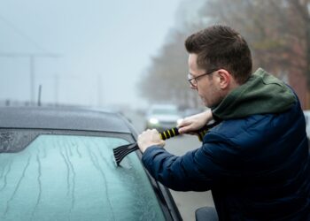 10 lemtingų klaidų žiemą: autoekspertas atskleidė, ko NIEKADA nedarykite su savo automobiliu per šalčius