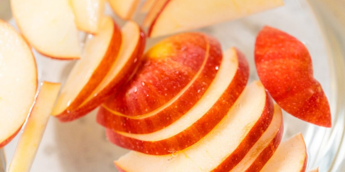 10 minučių ir obuolys: viralinis namų triukas, kuris žiemą stebuklingai atgaivina odą