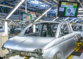 104 tūkst. europiečių išmesti į gatvę: automobilių pramonė griūva, ekspertai kalba apie dugną