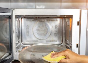 2 genialūs triukai iš 2 ingredientų: mikro bangų krosnelė nušvis per kelias minutes