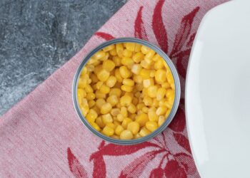 2 klastingos grėsmės iš konservuoto kukurūzo: gydytojai įspėja – lietuviai vis dar nežino