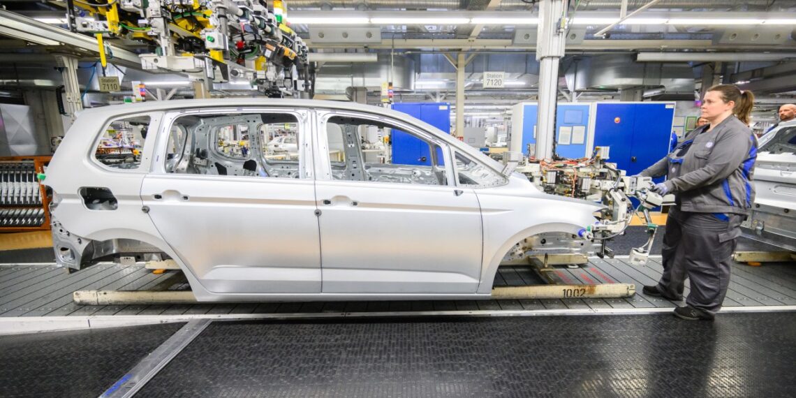 2025-ųjų košmaras tęsiasi: kodėl Europos automobilių gamintojams artėja dar blogesni metai?