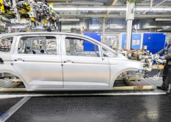 2025-ųjų košmaras tęsiasi: kodėl Europos automobilių gamintojams artėja dar blogesni metai?