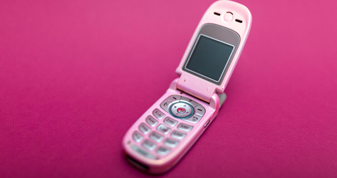 2026-ųjų mados šokas: mygtukiniai telefonai grįžta, netobulumo estetika užkariauja pasaulį