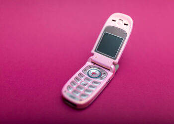 2026-ųjų mados šokas: mygtukiniai telefonai grįžta, netobulumo estetika užkariauja pasaulį