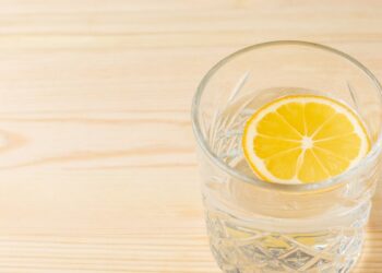 3 stebuklingi detoksų gėrimai po naujametiniam maratonui: gydytoja perspėja – ne visiems tiks