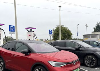 44 tūkst. elektrinių „Volkswagen“ atšaukimas: akumuliatorių gaisrų grėsmė Amerikoje