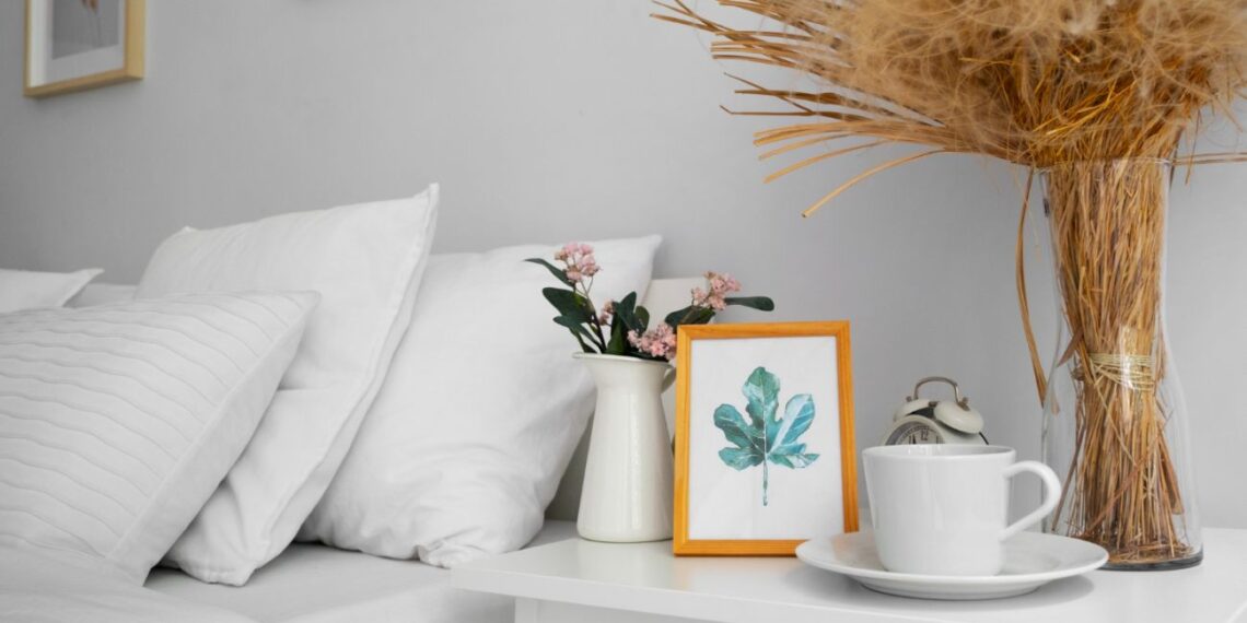 5 daiktai ant naktinio stalelio, kurie gadina jūsų miegą – atsikratykite jų dabar