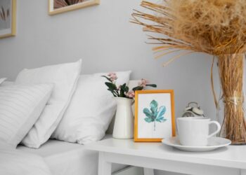 5 daiktai ant naktinio stalelio, kurie gadina jūsų miegą – atsikratykite jų dabar