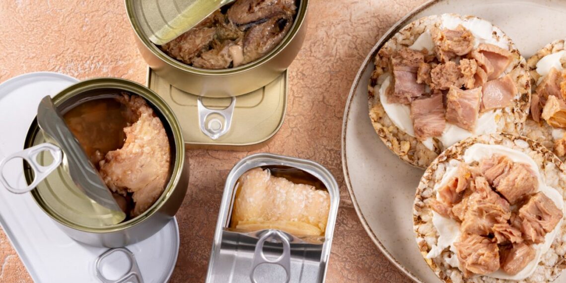 5 ilgai sotinančios konservų „bombos“: dietologai šiuos produktus laiko būtinais virtuvėje