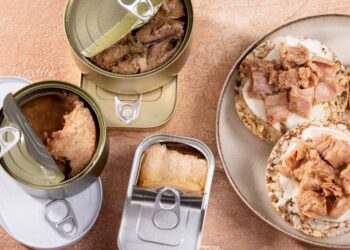 5 ilgai sotinančios konservų „bombos“: dietologai šiuos produktus laiko būtinais virtuvėje