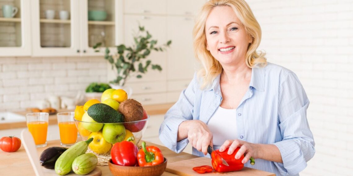 5 kasdieniai produktai, kurie po 40 tyliai „konservuoja“ jaunystę geriau nei brangūs kremai