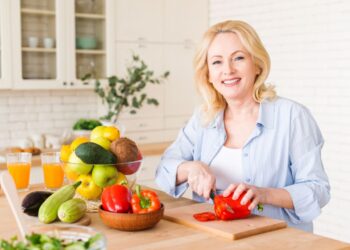 5 kasdieniai produktai, kurie po 40 tyliai „konservuoja“ jaunystę geriau nei brangūs kremai