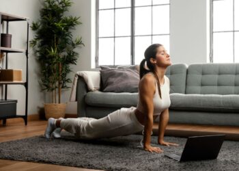 5 rytinių pratimų TOP: šie judesiai pakeis tavo dieną ir kūną greičiau, nei tikiesi