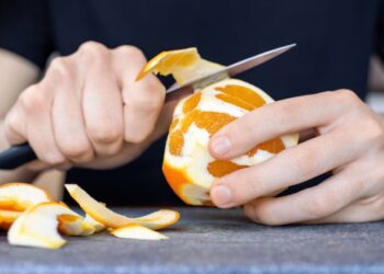 5 vaisių žievės, kurias visi išmeta, bet ekspertai ragina valgyti: nežinojote šio triuko