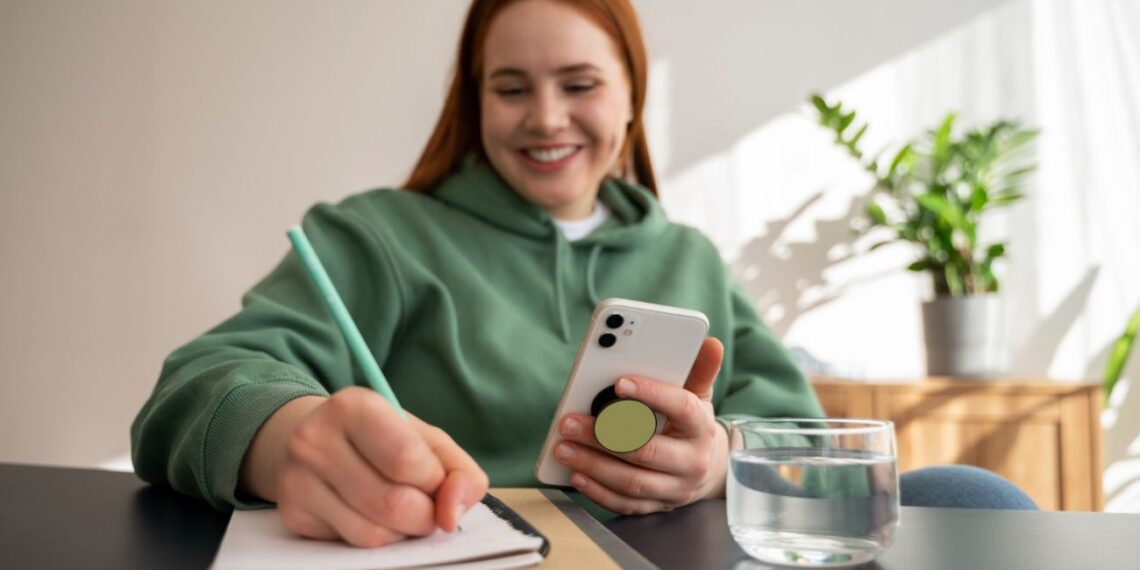 6 mažų kasdienių įpročių, kurie tyliai ardo tavo sveikatą: gydytojai perspėja, bet vėluoja