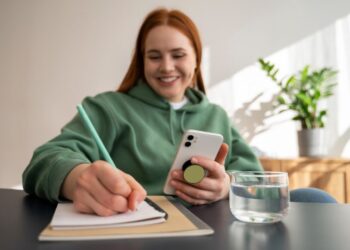 6 mažų kasdienių įpročių, kurie tyliai ardo tavo sveikatą: gydytojai perspėja, bet vėluoja