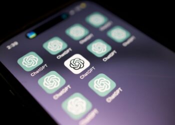 7 ŠOKIRUOJANČIOS ekspertų taisyklės, kaip saugiai naudoti dirbtinį intelektą ir neapsigauti internete