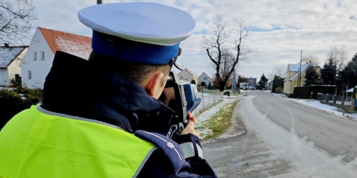 80-metis lekė 102 km/val. per miestelį: policija vietoje atėmė teises, bet tai dar ne viskas