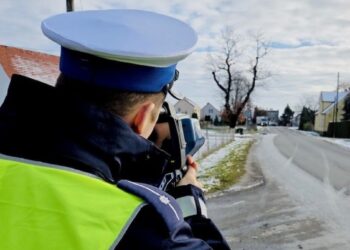 80-metis lekė 102 km/val. per miestelį: policija vietoje atėmė teises, bet tai dar ne viskas