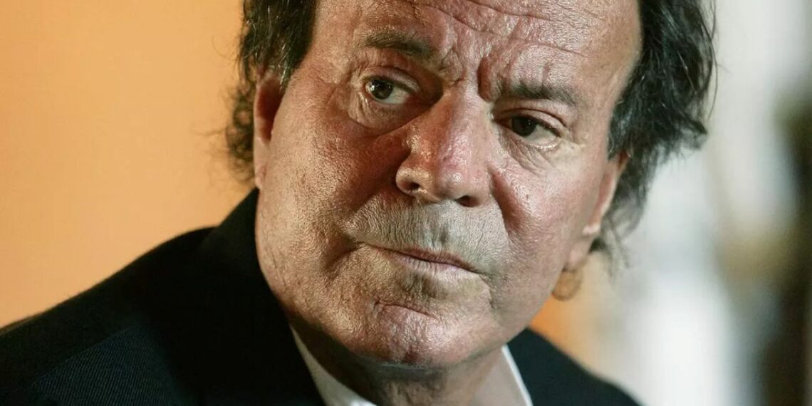 82-erių Julio Iglesias skandalas: paviešinti šiurpūs kaltinimai seksualizuotu smurtu prieš moterį