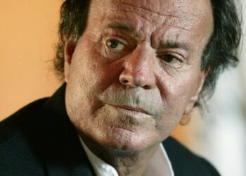 82-erių Julio Iglesias skandalas: paviešinti šiurpūs kaltinimai seksualizuotu smurtu prieš moterį