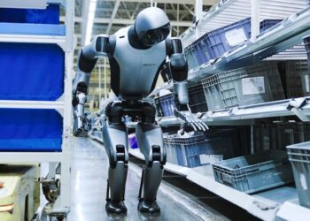 Airbus šokiruoja: žada pavaduoti tūkstančius darbuotojų humanoidiniais robotais lėktuvų gamyboje