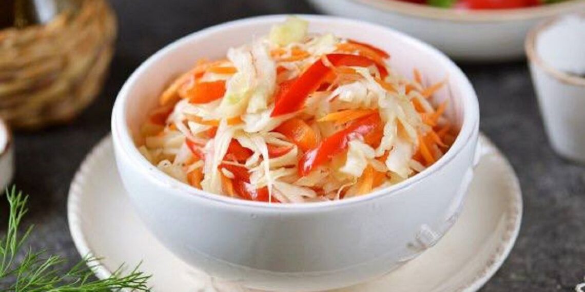 Akimirksniu marinuoti kopūstai: naktį šaldytuve, ryte ant stalo – traškūs ir neįtikėtinai gardūs