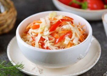 Akimirksniu marinuoti kopūstai: naktį šaldytuve, ryte ant stalo – traškūs ir neįtikėtinai gardūs