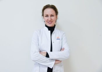 Akių vokų chirurgė perspėja: pavojingi simptomai, kuriuos daug kas laiko tik estetika