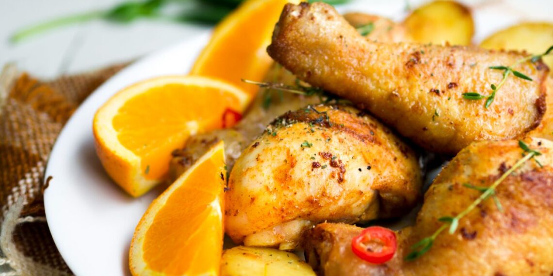 Apelsinais įdaryta vištiena iš orkaitės: šis triukas padaro mėsą neįtikėtinai sultingą