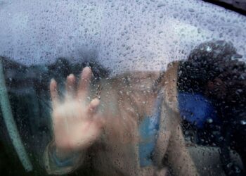 Apledėja priekinis stiklas? 4 klastingos priežastys, apie kurias vairuotojai net nenutuokia