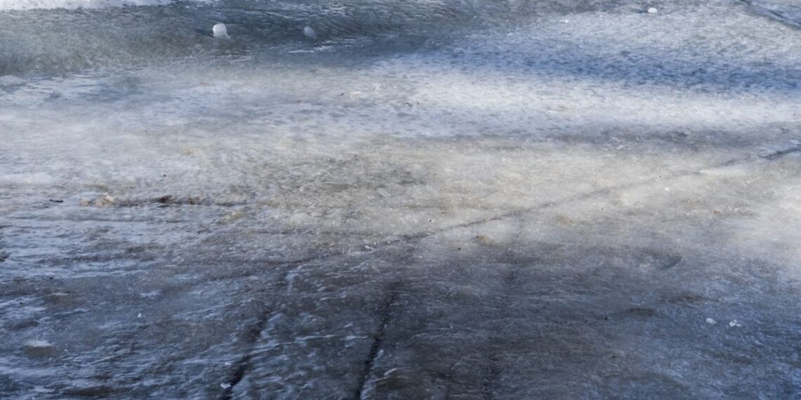 Apleisk druską: neįtikėtinas būdas pabarstyti taką ir trinkeles, ledas tirpsta akimirksniu