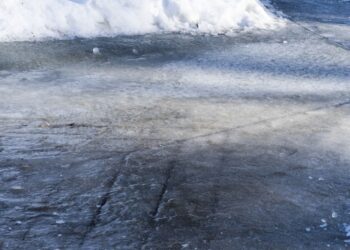 Apleisk druską: neįtikėtinas būdas pabarstyti taką ir trinkeles, ledas tirpsta akimirksniu