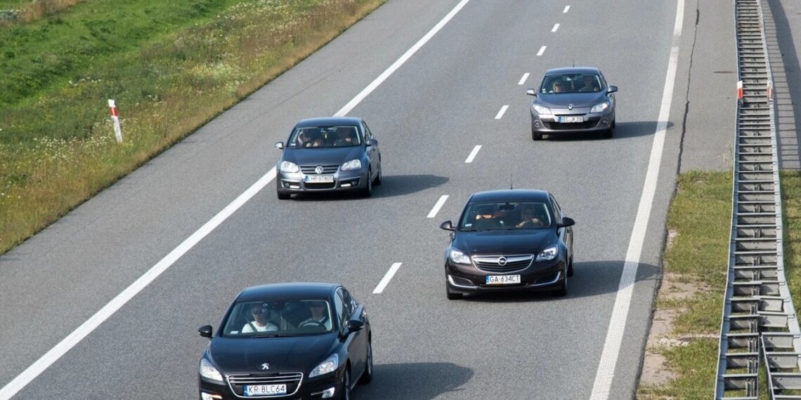 Ar galima lenkti dešiniąja juosta automagistralėje? Viena taisyklė, kurią vairuotojai nuolat ignoruoja