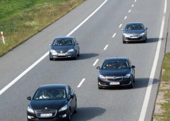 Ar galima lenkti dešiniąja juosta automagistralėje? Viena taisyklė, kurią vairuotojai nuolat ignoruoja