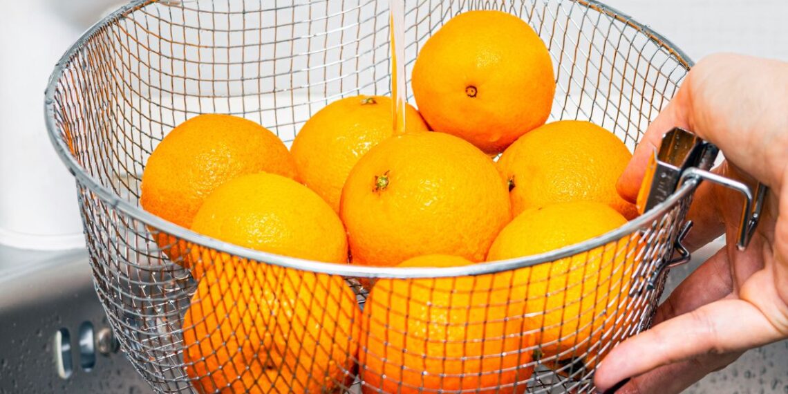 Ar reikia plauti mandarinus prieš lupant žievę? Dauguma daro klaidą ir rizikuoja sveikata