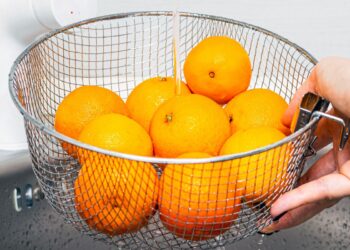 Ar reikia plauti mandarinus prieš lupant žievę? Dauguma daro klaidą ir rizikuoja sveikata