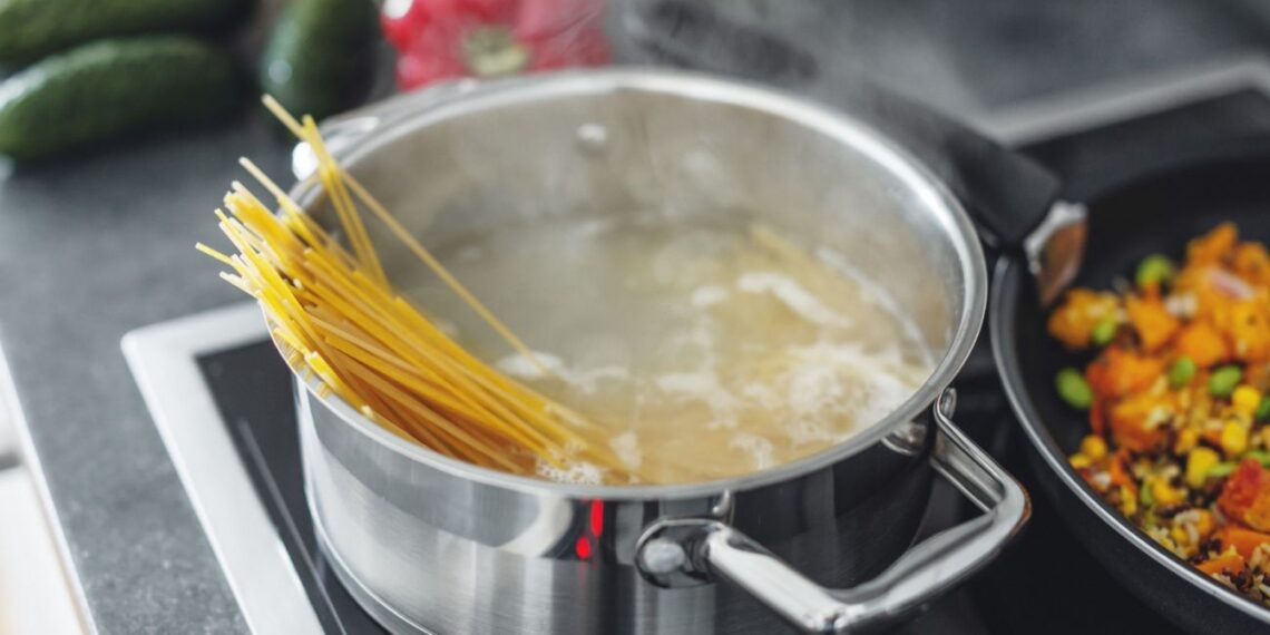 Ar tikrai reikia plauti makaronus po virimo? Virtuvės guru perspėja dėl dažnos klaidos