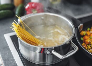 Ar tikrai reikia plauti makaronus po virimo? Virtuvės guru perspėja dėl dažnos klaidos