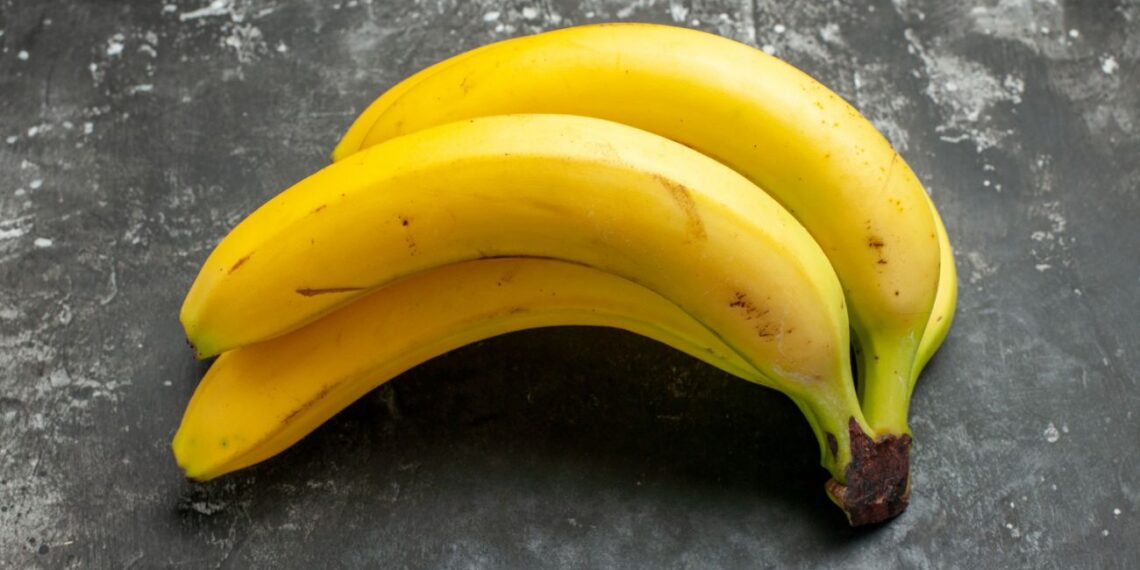 Ar tikrai saugu valgyti bananus su įskilusia žievele: gydytojų perspėjimai ir nemalonios pasekmės