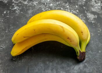 Ar tikrai saugu valgyti bananus su įskilusia žievele: gydytojų perspėjimai ir nemalonios pasekmės