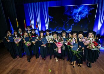 Ašaromis ir juoku paženklinta šventė: LSMU absolventai atsiėmė diplomus ir pradeda naują kovą