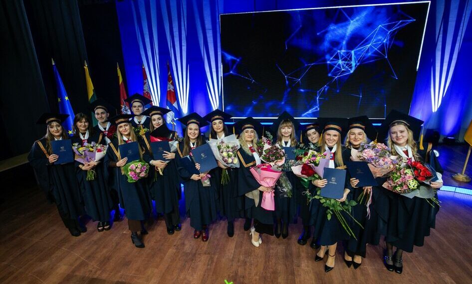 Ašaromis ir juoku paženklinta šventė: LSMU absolventai atsiėmė diplomus ir pradeda naują kovą