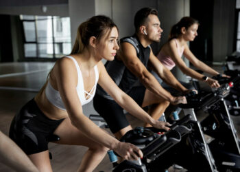 Asmeninės treniruotės keičia žaidimo taisykles: ką treneriai nutyli apie sportą ir sveikatą?