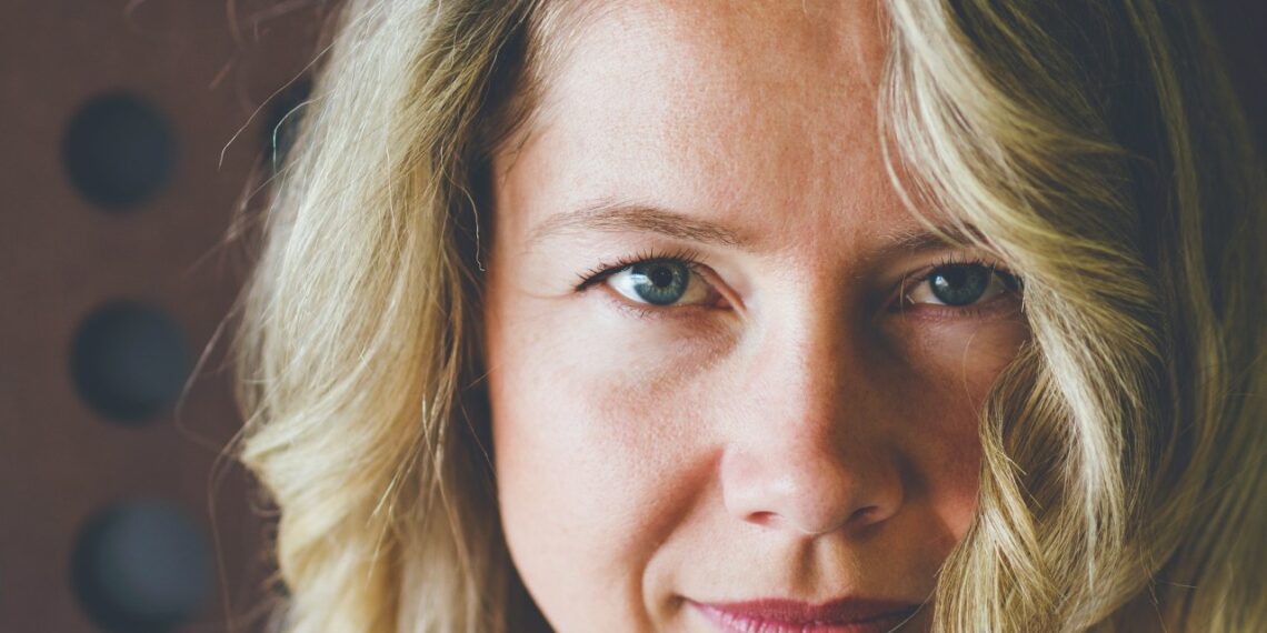 Atjauninantys kirpimai po 50: šios šukuosenos akimirksniu suteiks apimties net ploniems plaukams