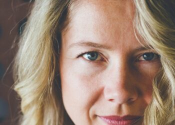 Atjauninantys kirpimai po 50: šios šukuosenos akimirksniu suteiks apimties net ploniems plaukams